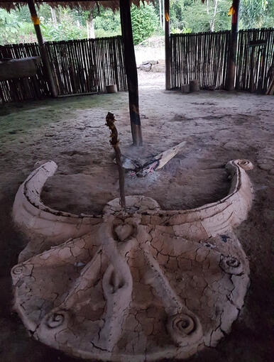 Ayahuasca szertartás tűz mellett, sámán vezetésével, éjszakai környezetben